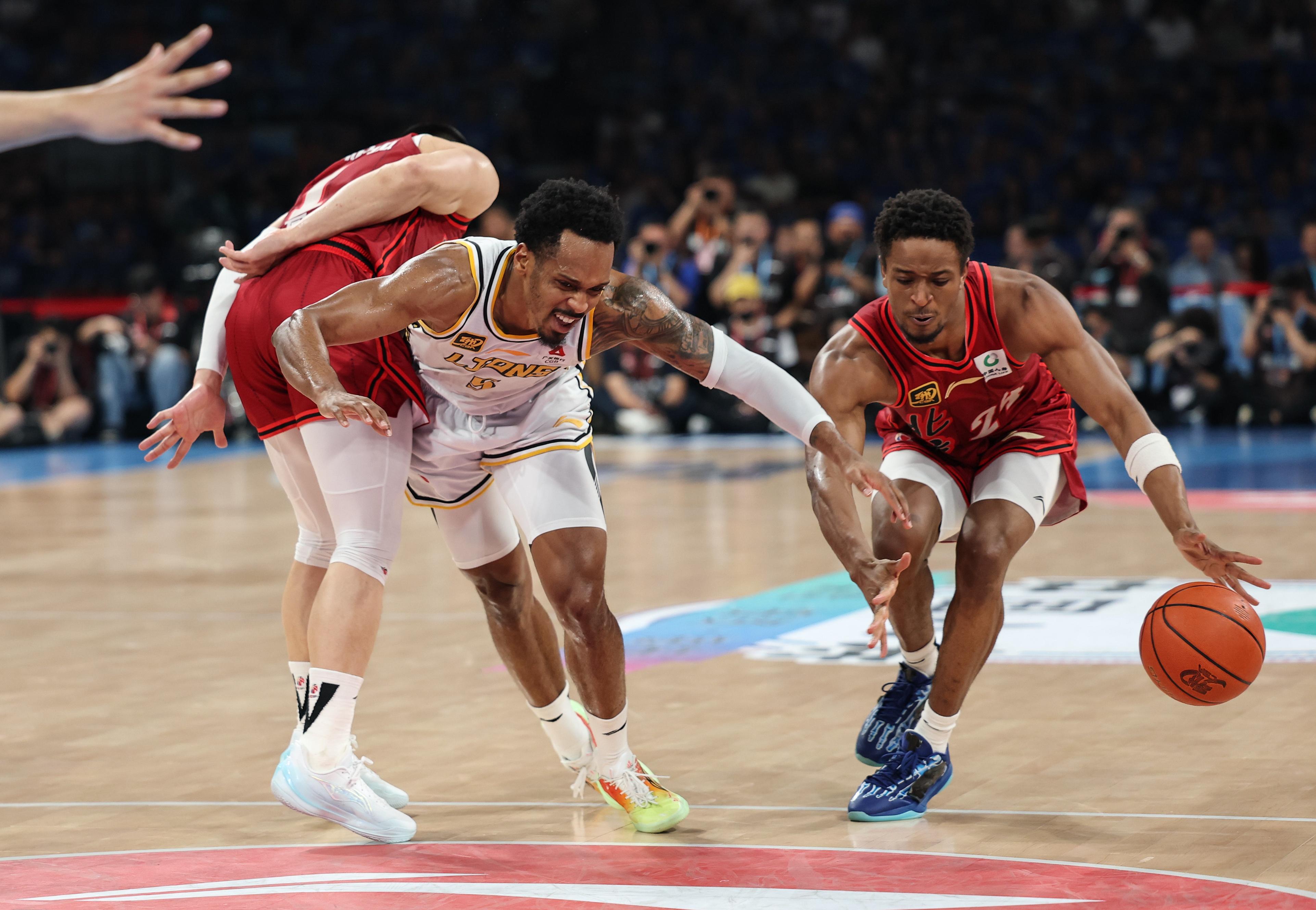 开云app-关于赛后圣安东尼奥马刺备战CBA常规赛，队长鼓劲细节曝光，质疑声仍在，身体对抗强度拉满的信息